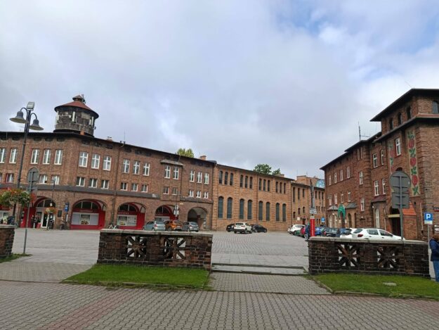 osiedle budynków z czerwonej cegły